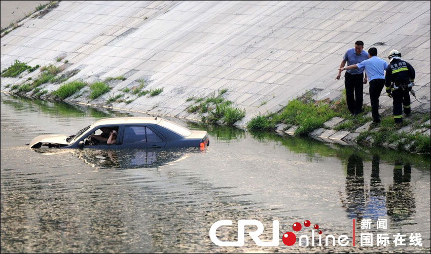 北京小轎車失控墜河 父子車內打斗拒絕上岸(組圖)