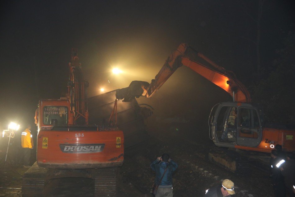 3月27日凌晨，洛湛鐵路婁邵線湖南省雙峰縣洪山殿鎮(zhèn)路段發(fā)生山體滑坡造成貨車脫軌事件，救援人員開展搶險。