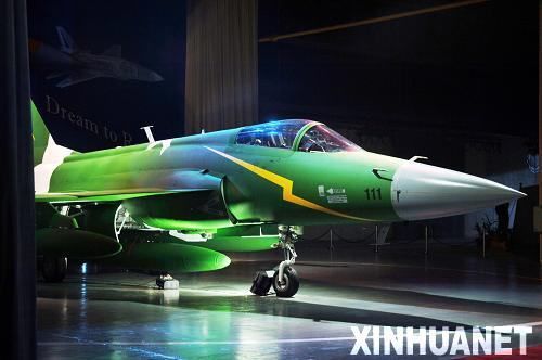 11月23日，在巴基斯坦旁遮普省的卡姆拉，梟龍（JF-17）飛機亮相下線儀式。當日，首架在巴基斯坦境內制造的梟龍（JF-17）飛機在距巴首都伊斯蘭堡西北約60公里的巴基斯坦飛機制造廠成功下線。梟龍飛機是中巴聯合投資研發(fā)的先進多用途輕型戰(zhàn)斗機，是兩國重要的合作項目。新華社記者李敬臣攝