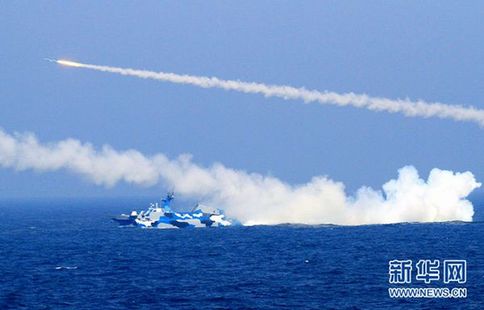 7月初，由海軍東海艦隊(duì)數(shù)十艘艦艇和十余架戰(zhàn)機(jī)組成的大型?？站庩?duì)，在東海某海域進(jìn)行?？諏?shí)兵實(shí)彈演練。圖為新型導(dǎo)彈艇發(fā)射導(dǎo)彈時(shí)的壯觀情景。 新華社記者 查春明 攝