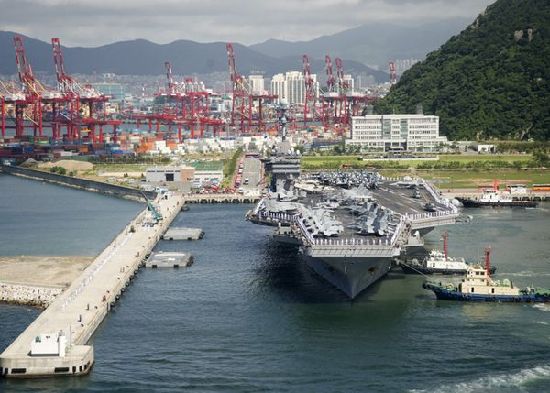 7月21日，參加韓美聯(lián)合軍事演習(xí)的美國航空母艦“喬治·華盛頓”號(hào)當(dāng)日抵達(dá)韓國釜山港。