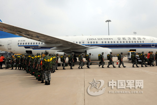 7月27日，濟(jì)南軍區(qū)某集團(tuán)軍在新鄭國(guó)際機(jī)場(chǎng)，舉行了一次帶有實(shí)戰(zhàn)背景的航空輸送兵力演練。