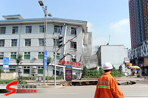 圖為感染疾病門診樓發(fā)生坍塌 程剛/攝