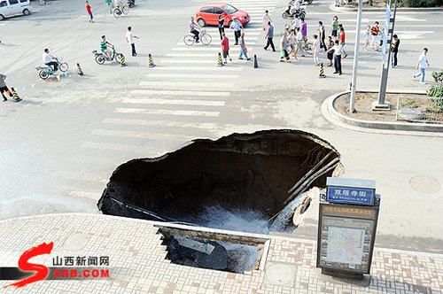 圖為塌陷的路面程剛/攝