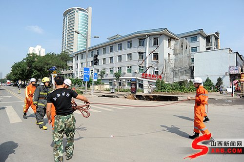 圖為坍塌的感染疾病門診樓及塌陷的路面 程剛/攝