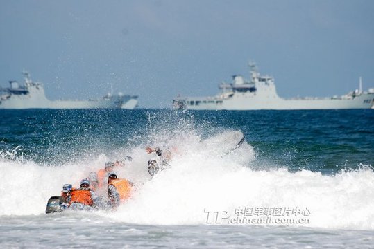 海軍陸戰(zhàn)隊(duì)某旅在惡劣海況下與登陸艦配合進(jìn)行裝卸載訓(xùn)練。宋春偉 攝影報(bào)道