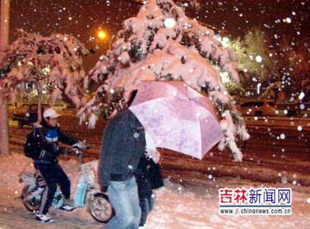 行人在雪中艱難行進(jìn)。（來(lái)源：吉林新聞網(wǎng)張猛攝） 