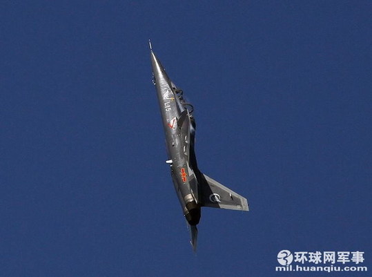 中航工業(yè)L-15“獵鷹”06號(hào)機(jī)飛上珠海藍(lán)天，進(jìn)行了首次航展前的演練。攝影：郝珺石