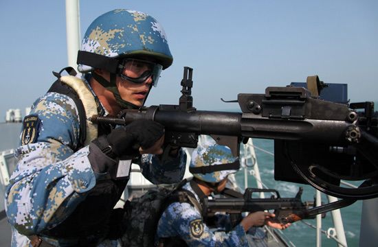 2月24日，中國海軍第八批護航編隊在南沙海域進行首次反海盜綜合演練。演練實施了輕武器射擊，直升機偵查取證、警示驅(qū)離，反海盜武力營救等多個課目。新華社記者邱俊松攝