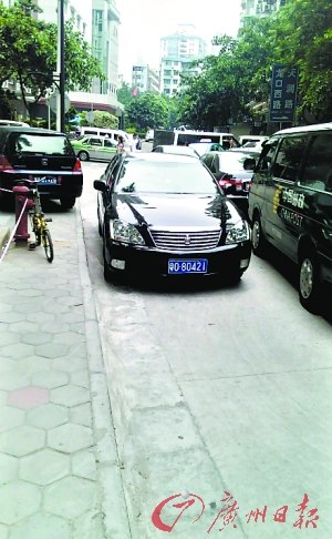 “粵O80421”車在龍口西路逆行（圖片來自網(wǎng)友“人靚聲甜”微博，請與本報(bào)聯(lián)系領(lǐng)取稿酬）。