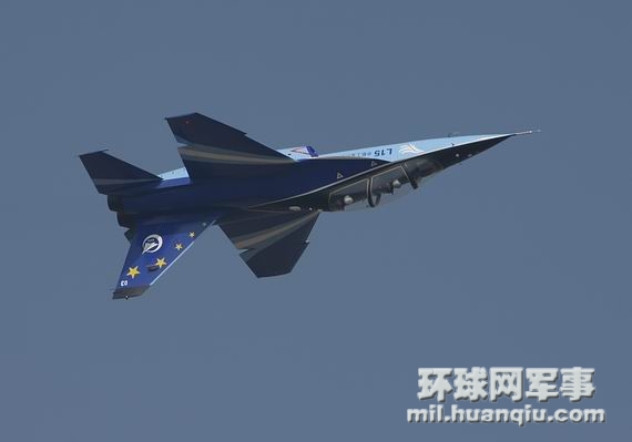 L15“獵鷹”高級教練機(jī)在珠海上空做橫滾動作