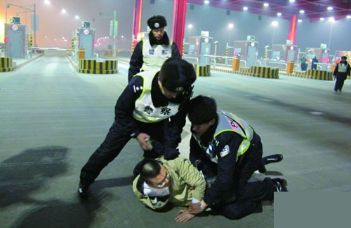 青島酒司機(jī)強(qiáng)行闖關(guān)未遂棄車狂逃 強(qiáng)悍襲警被生擒