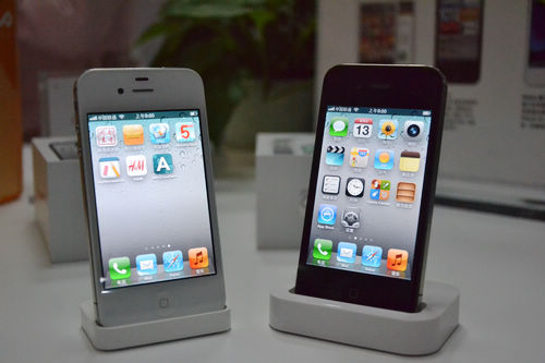 iphone4s開售，青島iphone4s真機(jī)實(shí)拍，銷售員介紹iphone4s套餐及辦理方法