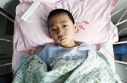 青島10歲男孩怪病纏身面臨死亡威脅 盼見父一面