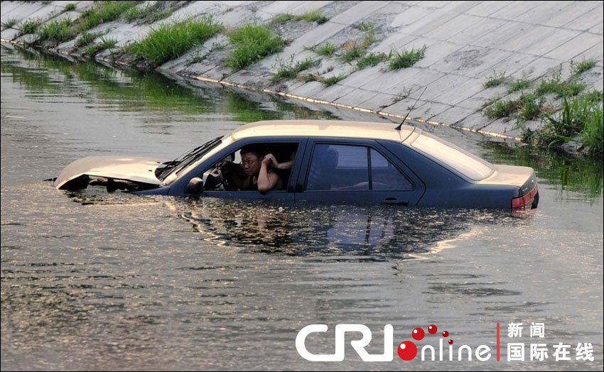 車(chē)沖入河中，依稀可見(jiàn)車(chē)中兩名男子正在打斗。