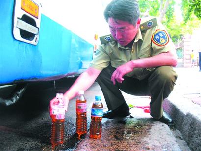 黑大巴一路漏油拉客全國(guó)跑