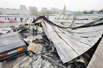 烤漆房冒雨起火濃煙滾滾