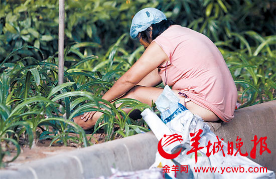 神秘團伙鬧市拍流浪裸女