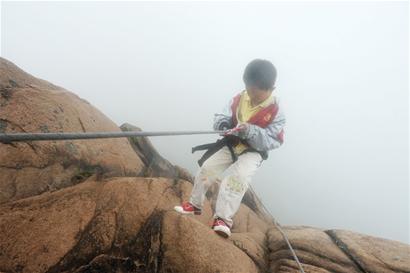 青島7歲男孩嶗山上玩跳懸崖 爸爸稱(chēng)很自豪