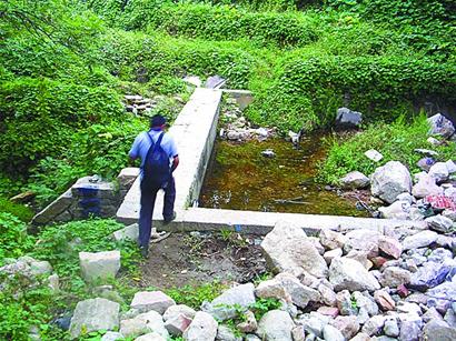 青島浮山76歲德建游泳池填滿垃圾 正申請國家文物保護