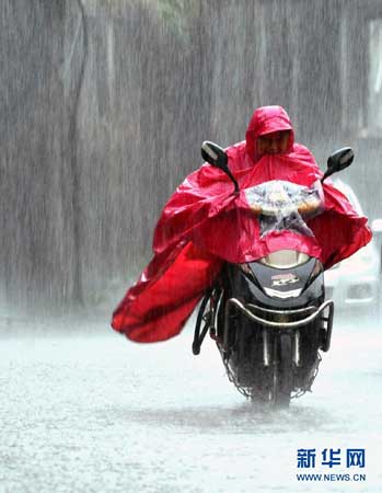 武漢遭暴雨襲擊可看海 車(chē)變船行駛深水中