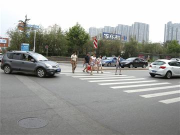 青島家樂福門前紅路燈過短人走一半被車截斷 路上行人欲斷魂