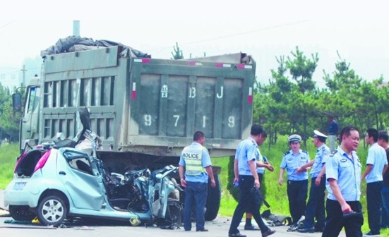 比亞迪追尾大貨散架 2人當(dāng)場(chǎng)死亡1人系獨(dú)子