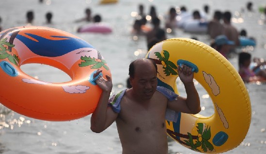 青島桑拿天傷不起 浴場爆滿盡是人海不見海