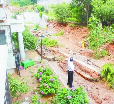 青島福林苑小區(qū)圍墻一場雨倒塌 墻裂裂保安全靠運氣