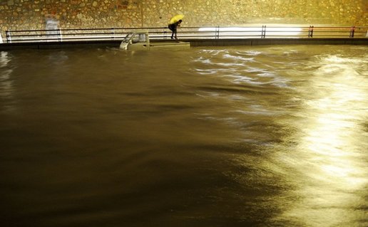 銀川現(xiàn)強降水市區(qū)嚴重積水 居民自建防水堤