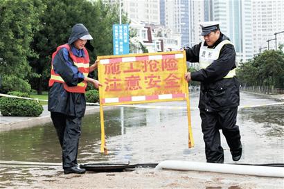 青島交警泡水中執(zhí)勤 警服內外全濕透