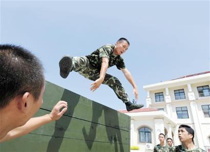 青島消防鋼鐵俠:10秒爬4層樓三伏穿棉襖 火海除炸彈