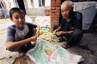 13歲少年獨力照顧患病爺爺奶奶癱瘓爸爸 5歲起洗衣做飯