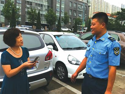 新手駕車(chē)前輪爆胎不知情 全靠路人提醒