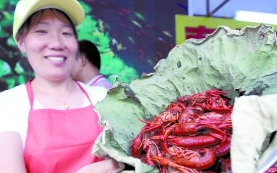 青島啤酒節(jié)美食吃不停:辣兔頭白香腸荷葉龍蝦香嫩鮮美