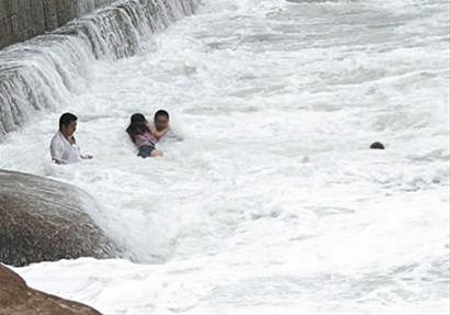 臺(tái)風(fēng)達(dá)維巨浪中青島3勇士搏命救女子