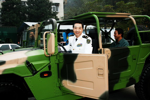 資料圖：張召忠現(xiàn)場乘坐解放軍“猛士”越野車。