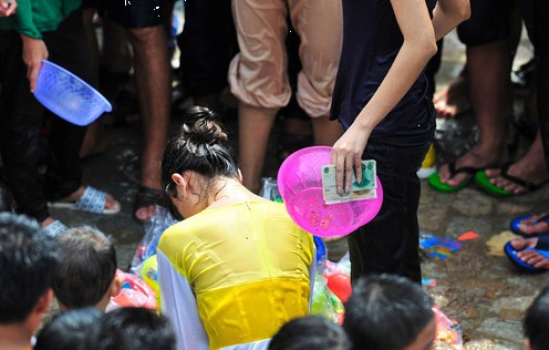 海南嬉水節(jié)多女子被眾男按倒扒光衣服 嚎啕大哭