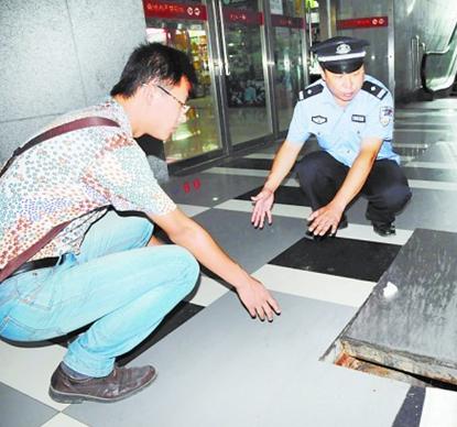 青島小伙掉進地一城商場無蓋下水道 惡臭襲人忍痛爬出