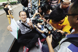 “保安哥”乘車去宿舍也被媒體包圍。