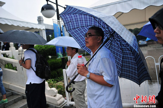 陶偉追悼會現(xiàn)場直擊 生前好友眾球迷雨中送別