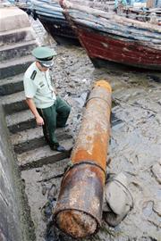 青島小關(guān)島海面驚現(xiàn)巨型魚雷 漁民拖回岸邊