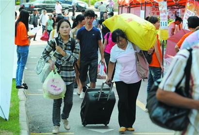 新生報(bào)到教室變旅館 90名家長(zhǎng)同房打地鋪