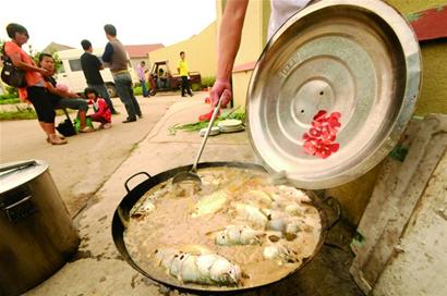 青島地道農家婚禮:大灶煮出美味4大件 花饃民俗味濃