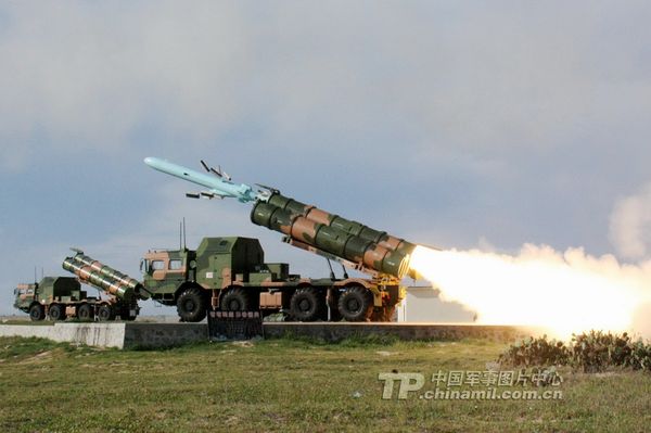 資料圖：南海艦隊某機動岸導團正在某合同對海攻擊演練中實射導彈。