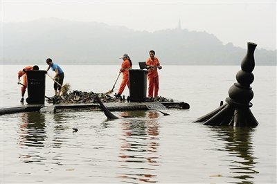 西湖十八景之一集賢亭被大風吹倒 牌匾等散落湖面