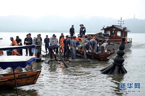 西湖十八景之一集賢亭被大風(fēng)吹倒 牌匾散落湖面