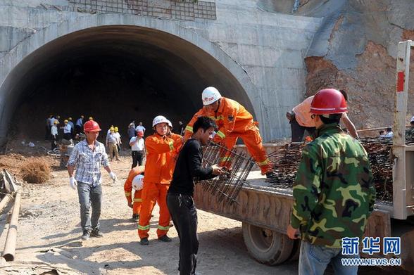 大廣高速在建隧道口發(fā)生塌方 250人現(xiàn)場救援