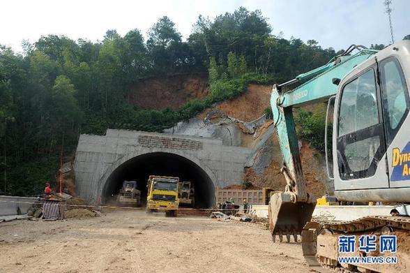 大廣高速在建隧道口發(fā)生塌方 250人現(xiàn)場救援