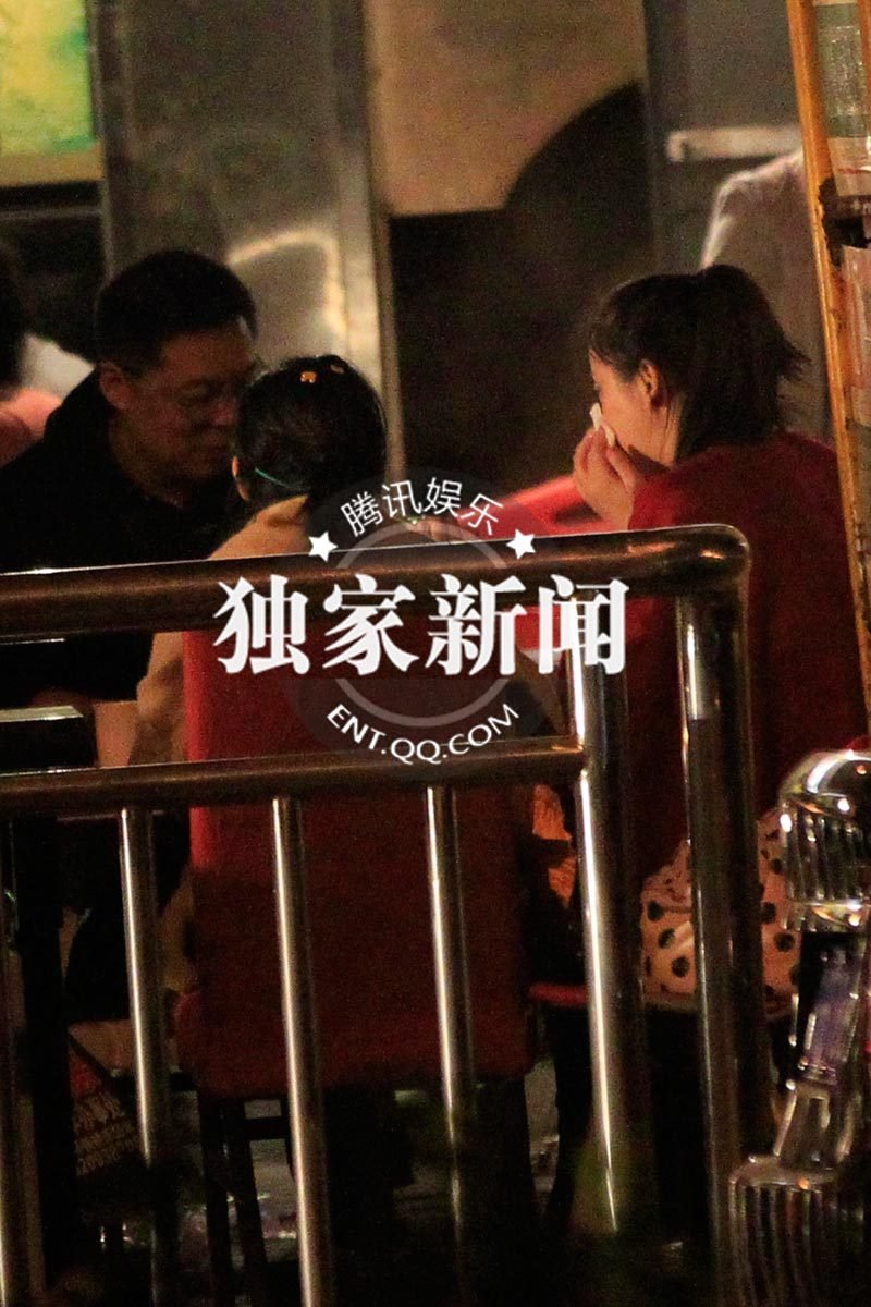 黃小蕾夜店醉酒 向?qū)汃R男投懷送抱